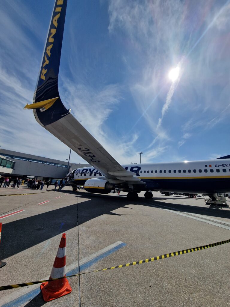 Buiten instappen in het vliegtuig - Ryanair