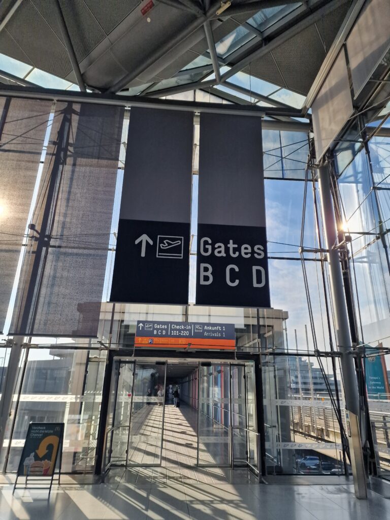Op naar de Gates, duidelijke bewegwijzering op Keulen Airport